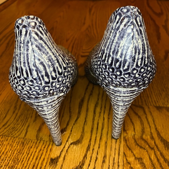 Via Spiga Snakeskin Print Heel - Picture 6 of 9